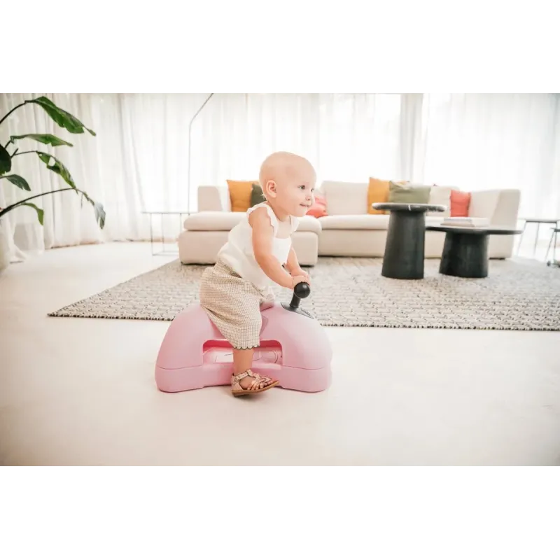 Kind op Scoot & Ride My First 3-in-1 Loopwagen Rose binnenshuis