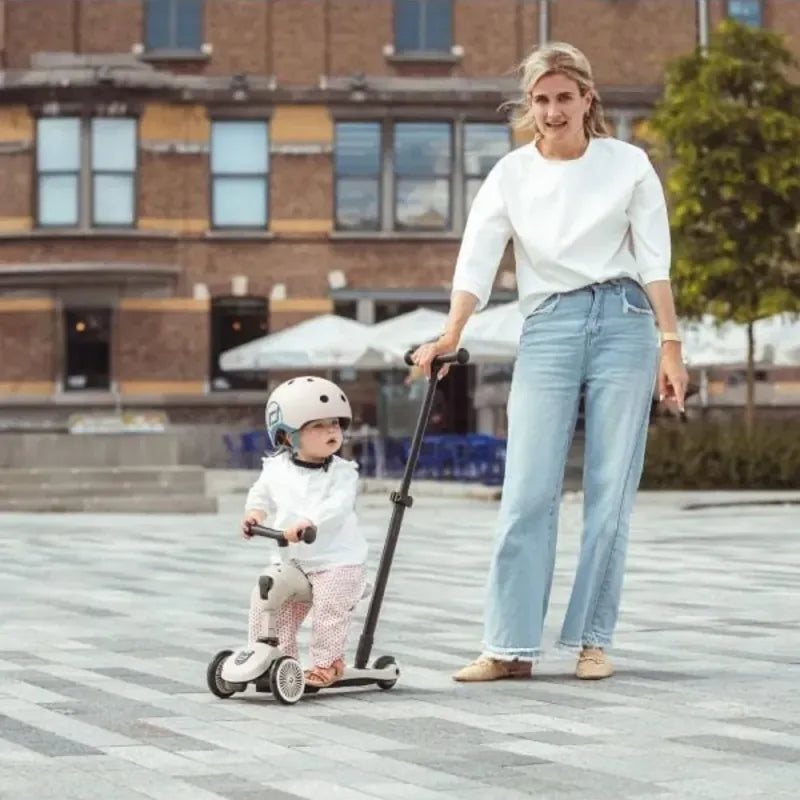 Kind met Scoot & Ride Highwaykick 1 Push & Go Ash en ouderduwstang