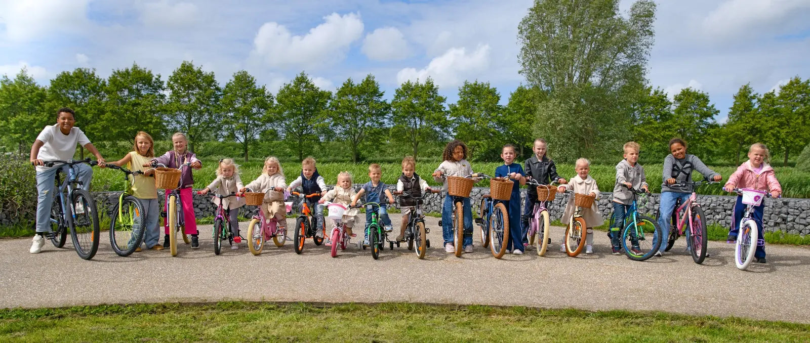 Kinderen met verschillende kinderfietsen